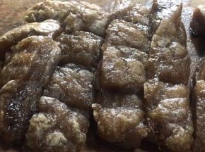 放入砧板上切成红烧肉一样的块