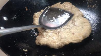 用锅铲压成饼状，煎至两面变色