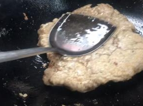 用锅铲压成饼状，煎至两面变色