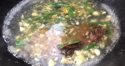 加入黄豆酱和豆瓣酱拌匀