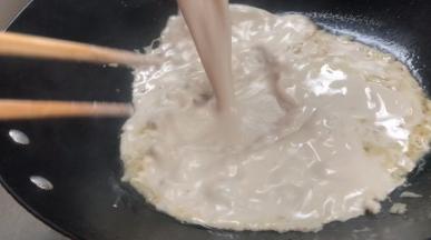 倒入苕粉糊，用筷子搅拌
