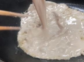 倒入苕粉糊，用筷子搅拌