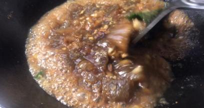 3分钟后加入生抽调味