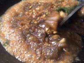 3分钟后加入生抽调味