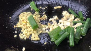 放入葱姜蒜爆香