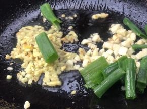 放入葱姜蒜爆香
