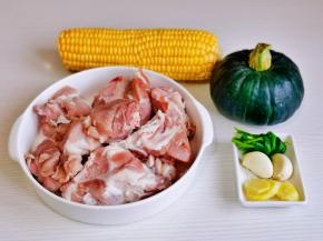 准备食材，脊骨洗净泡冷水，将血水泡出。