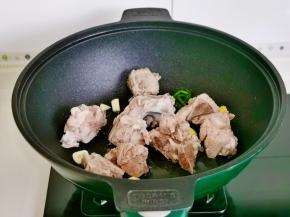 起油锅加入葱姜蒜煸炒再加入脊骨。