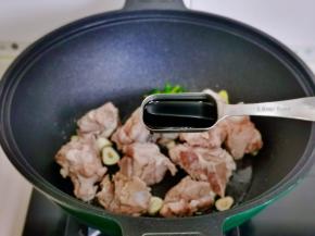 加入红烧酱油。