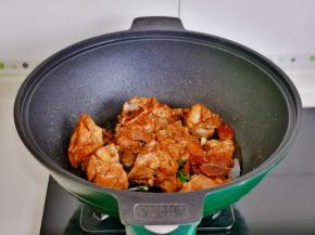 小火翻炒2分钟。