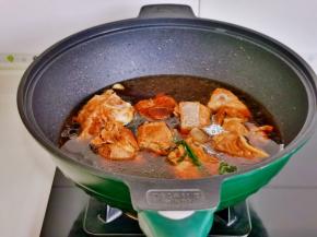 加入纯净水，冰糖大火烧开，转小火炖15分钟。