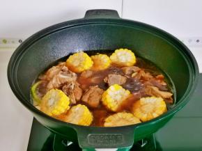 加入玉米再炖20分钟。