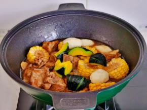 加入南瓜，小土豆炖熟。