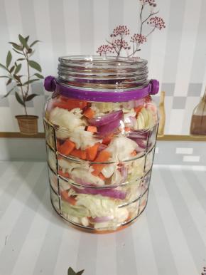 挤干水分，放入无油无水的干净玻璃瓶中！