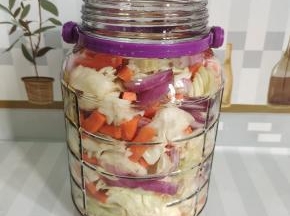 挤干水分，放入无油无水的干净玻璃瓶中！