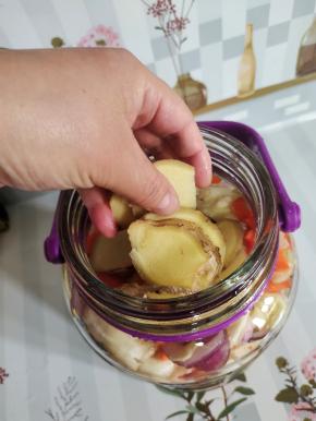 放入切好的生姜片！