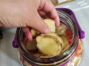 放入切好的生姜片！