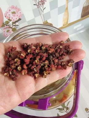 放入一小把花椒！