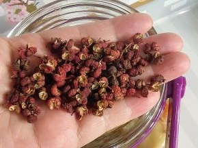 放入一小把花椒！