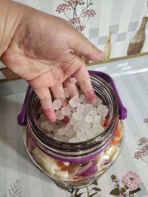 放入两把冰糖！