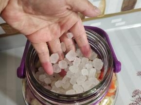 放入两把冰糖！