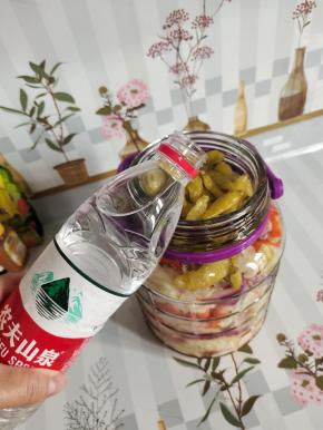 放入一瓶矿泉水！（没有矿泉水的也可以放入晾凉的凉白开进去！个人觉得用矿泉水泡出来的泡菜，滋味更好吃！）