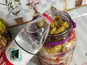 放入一瓶矿泉水！（没有矿泉水的也可以放入晾凉的凉白开进去！个人觉得用矿泉水泡出来的泡菜，滋味更好吃！）