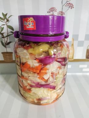 盖上盖子，密封腌制24小时，即可食用啦！