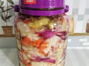 盖上盖子，密封腌制24小时，即可食用啦！