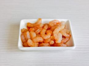 河虾仁处理好加入料酒，酱油抓拌均匀腌制5分钟。