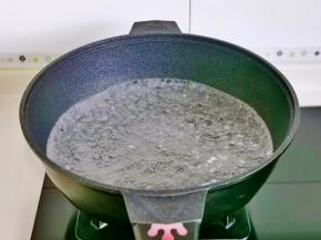 锅中水烧开，加入海盐，蒜香油。