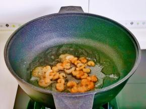 起油锅加入虾仁煸炒至变色盛出备用。