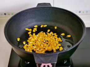 加入玉米粒煸炒。