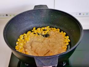 再加入奶油培根蘑菇酱。