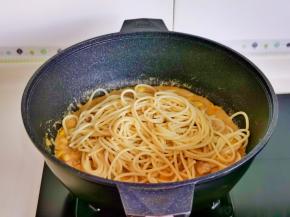 加入煮熟的意面翻炒均匀。