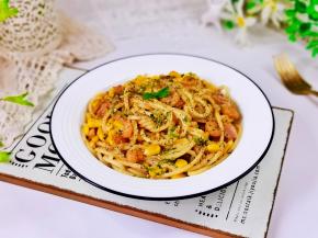 盛出装盘，撒上黑胡椒，乳酪欧芹粉。