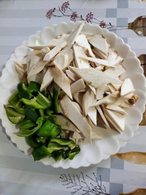 杏鲍菇洗净切成菱形块！青椒去籽洗净切成小块备用！