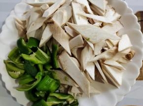 杏鲍菇洗净切成菱形块！青椒去籽洗净切成小块备用！
