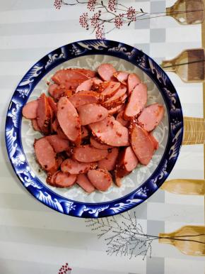 火腿肠切成片备用！