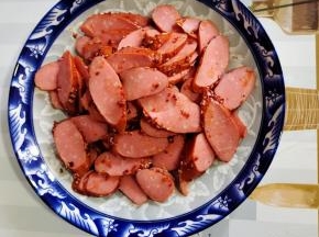 火腿肠切成片备用！