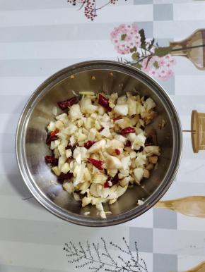 蒜瓣切成小丁，生姜切成小丁，干辣椒切成段混合在一起备用！