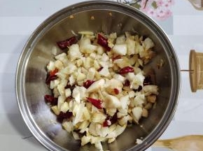 蒜瓣切成小丁，生姜切成小丁，干辣椒切成段混合在一起备用！