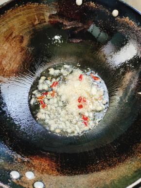 起锅烧油放入生姜，蒜瓣，干辣椒爆香！