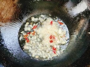 起锅烧油放入生姜，蒜瓣，干辣椒爆香！