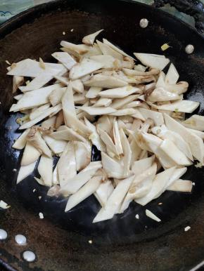 放入杏鲍菇翻炒至变软！