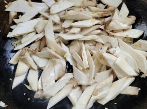 放入杏鲍菇翻炒至变软！