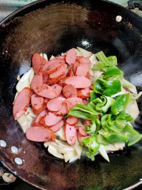 放入青椒和火腿肠翻炒均匀！