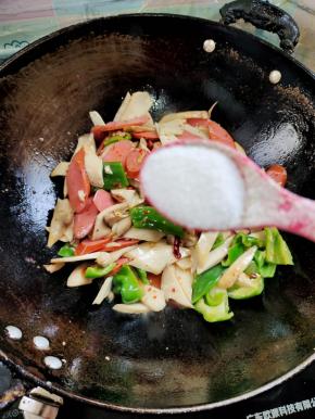 放入一勺盐翻炒均匀！