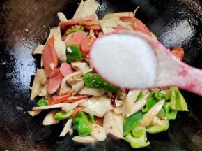 放入一勺盐翻炒均匀！