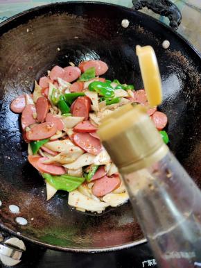 放入一勺太太乐鲜贝露翻炒均匀！